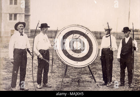 Titolo: nazionale di tiro con l'arco Team concorso concorso al 1904 Olimpiadi. . 1904. Jessie Tarbox Beals (attribuito) Foto Stock