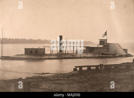 Fotografia del cannoniere Osage appena off shore con disegnati a mano in evidenza. Testo fornito con immagine recita: 'U.S. Scafo in ferro e ferro rivestito cannoniere Osage. Lanciato, 13 gennaio 1863. Lunghezza =180 piedi. Larghezza = 45 piedi. Progetto = 3 piedi 9 pollici. 2 non condensante motori. 20 pollici cilindri - 6 piedi corsa. Ruota: 19 piedi di diametro. Progettato e costruito da Jas. B. Eads. San Luigi, Mo." Titolo: 'U.S. Scafo in ferro e ferro rivestito cannoniere Osage.' . circa 1863. Foto Stock