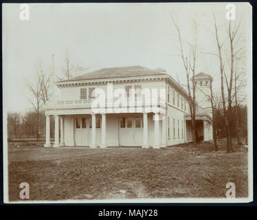 Orizzontale, seppia fotografia che mostra due-stoery bianco edificio con torre ar la posteriore destra. Su due serie di porte si legge: 'Carrello Co. No. 1' e ' Engine Co. No. 1." Titolo: Società del motore n. 1 Costruzione del 1904 World's Fair Grounds. . 1904. Byrnes azienda fotografica Foto Stock