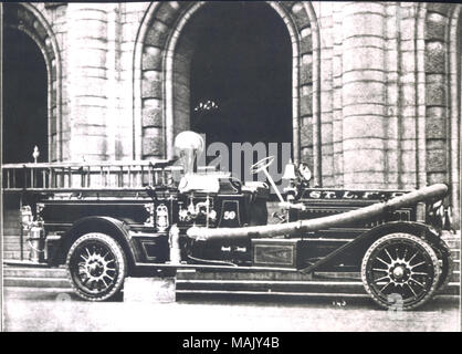 Titolo: Robinson "Jumbo", 1° dimensione, 900 gpm pumper, realizzati in St. Louis 1913. Servita per prima con il motore Co 50, venduto nel 1935 a Kinloch Volunteer Fire Dept. . 1913. Foto Stock