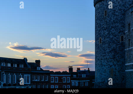 Una vista sui tetti di Windsor, compresa la parete esterna del castello Foto Stock