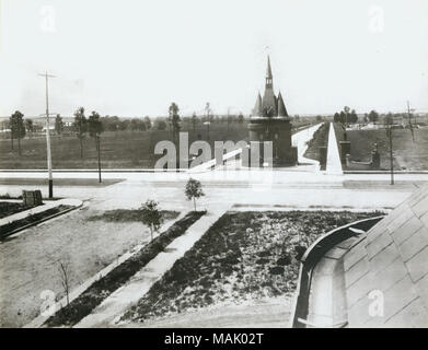 Titolo: Washington terrazza a ovest da Union Boulevard. Prima residenza in costruzione al di là di cancelli. . Circa 1889. Foto Stock