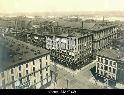 Titolo: vista guardando a nord-est dal tetto del vecchio Palazzo di Giustizia. L'intersezione di quarta e di strade di castagno è visibile. . 1880. Emil F. BUHL Foto Stock