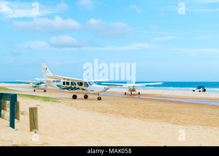 Isola di Fraser, QLD, Australia - 31 dicembre 2017: aeromobili con i turisti a pinnacoli, una delle più popolari attrazioni su Fraser Island Foto Stock