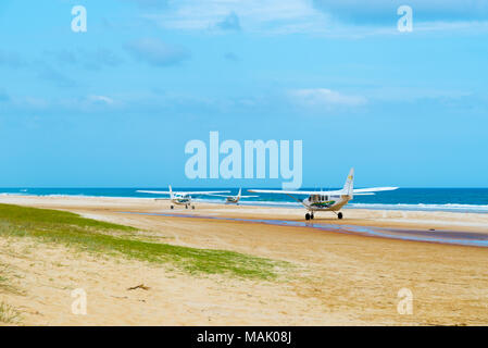 Isola di Fraser, QLD, Australia - 31 dicembre 2017: aeromobili con i turisti a pinnacoli, una delle più popolari attrazioni su Fraser Island Foto Stock