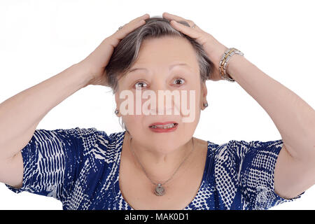 Ritratto di donna anziana sconvolto con le mani sul viso. Isolato sfondo bianco Foto Stock