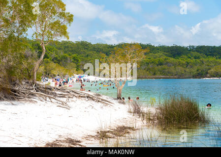 Isola di Fraser, QLD, Australia - 31 dicembre 2017: persone in spiaggia al Lago McKenzie, uno dei popolari lago d'acqua dolce a Isola Fraser Foto Stock