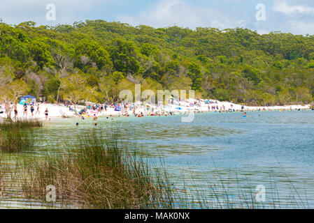 Isola di Fraser, QLD, Australia - 31 dicembre 2017: persone in spiaggia al Lago McKenzie, uno dei popolari lago d'acqua dolce a Isola Fraser Foto Stock