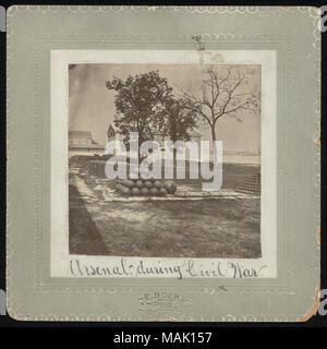 Diversi grandi pile di palle di cannone in formazione a piramide in un campo aperto. Più multi-livello edifici in mattoni, compresa una stabile, sono in background. Il fotografo ha scritto "Arsenal durante la guerra civile' sulla parte anteriore della fotografia, ma la foto è stata scattata nel 1866 un anno dopo la guerra la conclusione. Titolo: palle impilate a St. Louis Arsenal yard dopo la guerra civile. . 1866. Emil F. BUHL Foto Stock