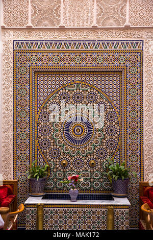 Il Marocco, Fes, Arset Bennis Douh, Riad Mazar, zellij fontana decorata in cortile Foto Stock