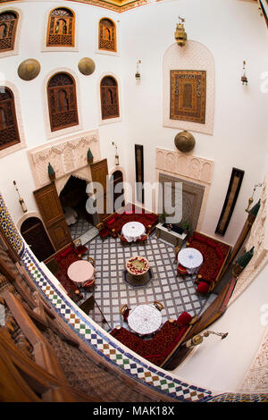 Il Marocco, Fes, Arset Bennis Douh, Riad Mazar, Marocchina tradizionale cortile della casa Foto Stock