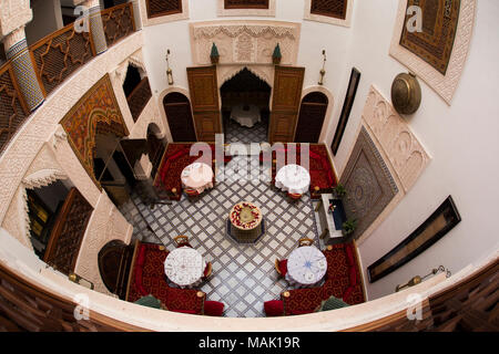 Il Marocco, Fes, Arset Bennis Douh, Riad Mazar, Marocchina tradizionale cortile della casa Foto Stock