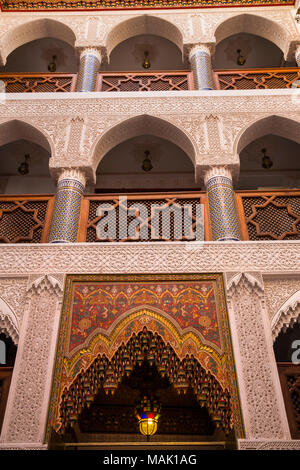 Il Marocco, Fes, Arset Bennis Douh, Riad Mazar, marocchini tradizionali balconi della casa Foto Stock