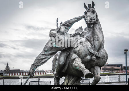 Il "Polo Match" Scultura di gruppo da Huang Jian, un rinomato scultrice cinese, Foto Stock