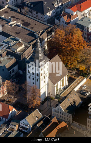 Vista aerea, chiesa parrocchiale di San Nicolai, torre romanica del XII secolo, Lippstadt, Soester Börde, Renania settentrionale-Vestfalia, Germania, Europa Foto Stock