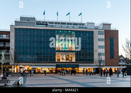 Primark negozio di abbigliamento al crepuscolo in Broadgate, Coventry, West Midlands, Regno Unito con copia spazio. Foto Stock