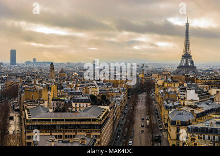 Torre Eiffel dopo un giorno di pioggia nella romantica città di Parigi Foto Stock