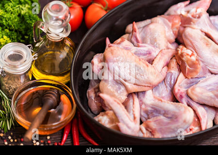 Materie polli ali, miele, spezie e verdure Foto Stock