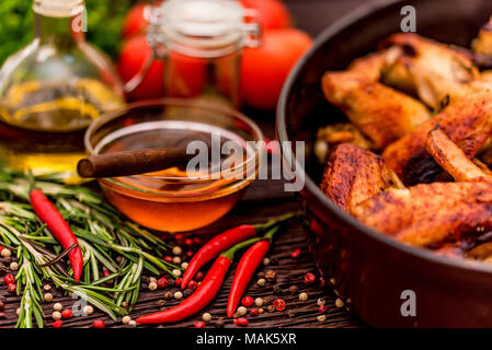 Polli al forno ali ricoperti di miele, verdure Foto Stock