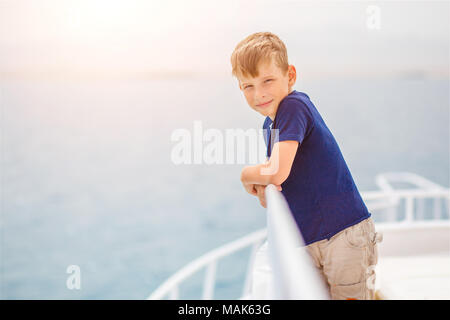 Piccolo Ragazzo godendo le vacanze estive sul mare. Felice ragazzo su yacht crociera. Immagine con spazio di copia Foto Stock