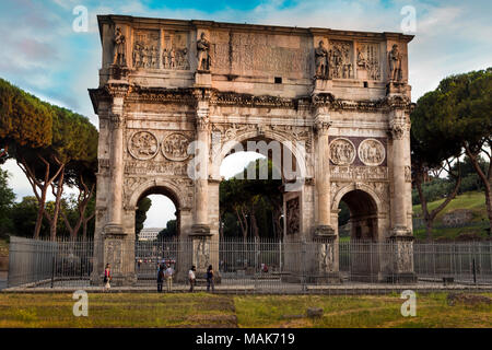 L'Arco di Costantino nel Forum, Roma, fiancheggiata da Roma simbolico del pini larici, è il romano più grande arco trionfale Foto Stock