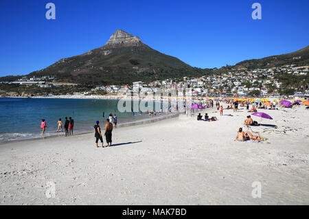 A ridosso di spiagge di sabbia bianca di sistemazione di Camps Bay, con la testa di leone oltre a Città del Capo, in Sudafrica Foto Stock