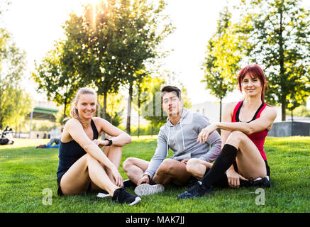 Gruppo di giovani corridori di riposo in un parco. Foto Stock