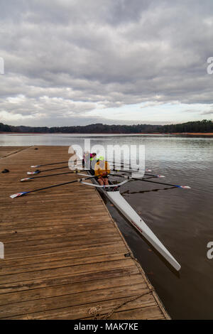 I membri del locale circolo nautico la preparazione alla fila sul Lago Lanier al 1996 Olimpico di canottaggio Venue a Gainesville, Georgia. Foto Stock