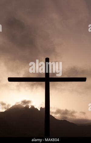 Croce, crocifisso, al Calvario impostato su un moody, nuvoloso buon venerdì per la Rappresentazione della Passione in Plaza de Espana, Adeje, Tenerife, Canarie islan Foto Stock