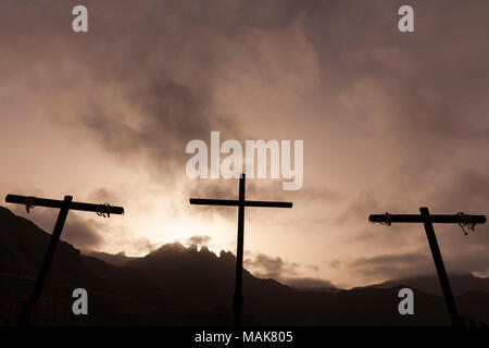 Croce, crocifisso, al Calvario impostato su un moody, nuvoloso buon venerdì per la Rappresentazione della Passione in Plaza de Espana, Adeje, Tenerife, Canarie islan Foto Stock