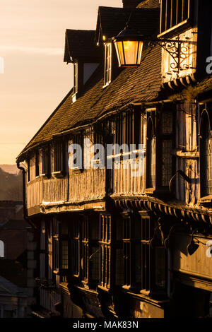 Sunrise si illumina a struttura mista in legno e muratura edifici su Wyle Cop, Shrewsbury, Shropshire. Foto Stock