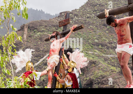 Gesù Cristo e i due malfattori crocifissi in croce sul calvario di scena la buona annuale Fiday Passion Play nella Plaza de Espana, Adeje Foto Stock