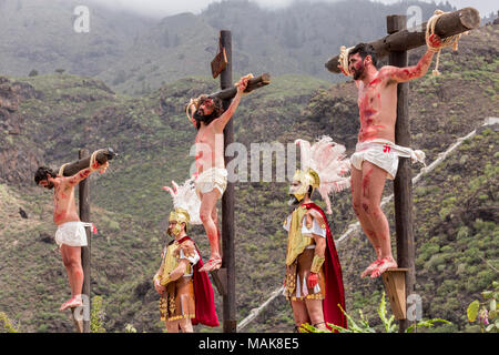 Gesù Cristo e i due malfattori crocifissi in croce sul calvario di scena la buona annuale Fiday Passion Play nella Plaza de Espana, Adeje Foto Stock