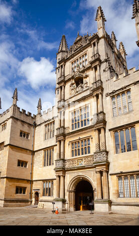 OXFORD, Regno Unito - giu 15, 2013: La Torre dei cinque ordini di la Bodleian Library dell'Università di Oxford, una delle più antiche biblioteche in Europa, de Foto Stock