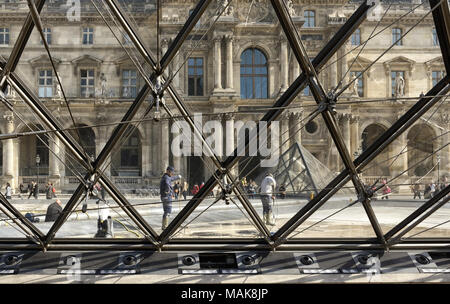 Vista dalla piramide di vetro del Louvre sulla piazza, due lavoratori lavare la fontana Foto Stock