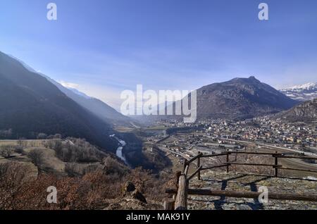 Frazione di Ussel di Chatillon, Valle d'Aosta, Italia 11 febbraio 2018. Vista dal castello verso valle in direzione di Chatillon Foto Stock