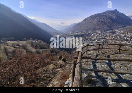 Frazione di Ussel di Chatillon, Valle d'Aosta, Italia 11 febbraio 2018. Vista dal castello verso valle in direzione di Chatillon Foto Stock