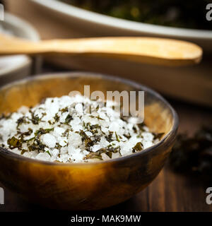 Arrosto organico Kale sale marino Foto Stock