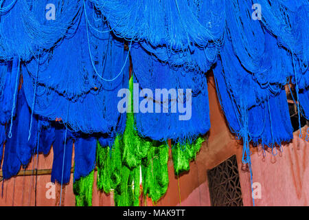 Il Marocco Marrakech Jemaa el Fna MEDINA SOUK matasse di blu di lana colorati appesi al sole ad asciugare Foto Stock