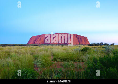 Uluru, noto anche come Ayers Rock è una grande roccia arenaria nel territorio del Nord Australia centrale Foto Stock