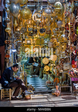 Il Marocco Marrakech Jemaa el Fna MEDINA SOUK luci in ottone intarsiato globi teiere in vendita Foto Stock