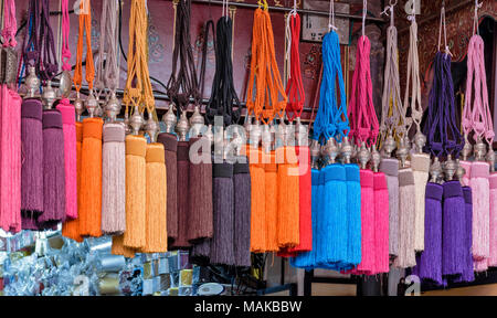 Luminoso colorato design Arabo keyring nappe per vendita,  Insieme fatto  tutto artigianelmente', Marrakech, Marocco Foto stock - Alamy