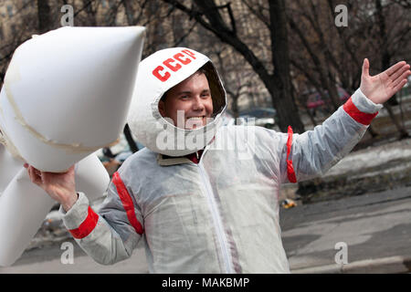 I partecipanti in arte processione di Aprile 12 'per aviazione e cosmonautica! Per un sogno!" in onore della cosmonautica internazionale giorno, Mosca, Russi Foto Stock