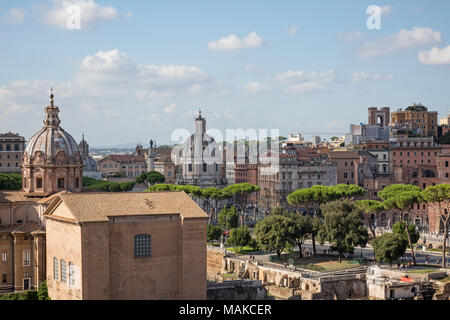 Vista dal Colle Palatino (Palatino) che è il centermost dei sette colli di Roma, Italia Cercando acroos tetti sopra il Foro Romano Foto Stock