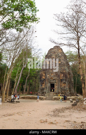 I turisti in un antico tempio, Sambor Prei Kuk sito Patrimonio Mondiale dell'UNESCO, in Cambogia, in Asia; Foto Stock