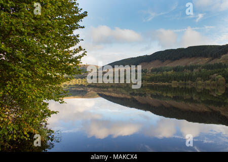 Valle del mattino riflessioni a Pontsticill serbatoio, Brecon Beacons, Galles del Sud Foto Stock