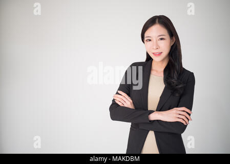 Asian business donna sorridenti isolati su sfondo bianco. Bella e graziosa, professional, felice e fiducioso asian business donna concetto. Busin Foto Stock