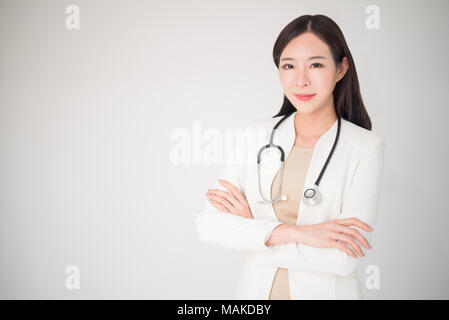 Bella donna asiatica medico donna isolato su sfondo bianco, medico medico clinico, concetto dell'ospedale. Donna femmina o medico è mancava in som Foto Stock