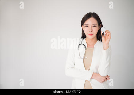 Bella donna asiatica medico donna isolato su sfondo bianco, medico medico clinico, concetto dell'ospedale. Donna femmina o medico è mancava in som Foto Stock