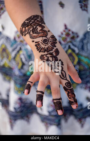 Henna dettaglio, una bambina che mostra la sua mano tatuati con Henna (Mehndi) Foto Stock